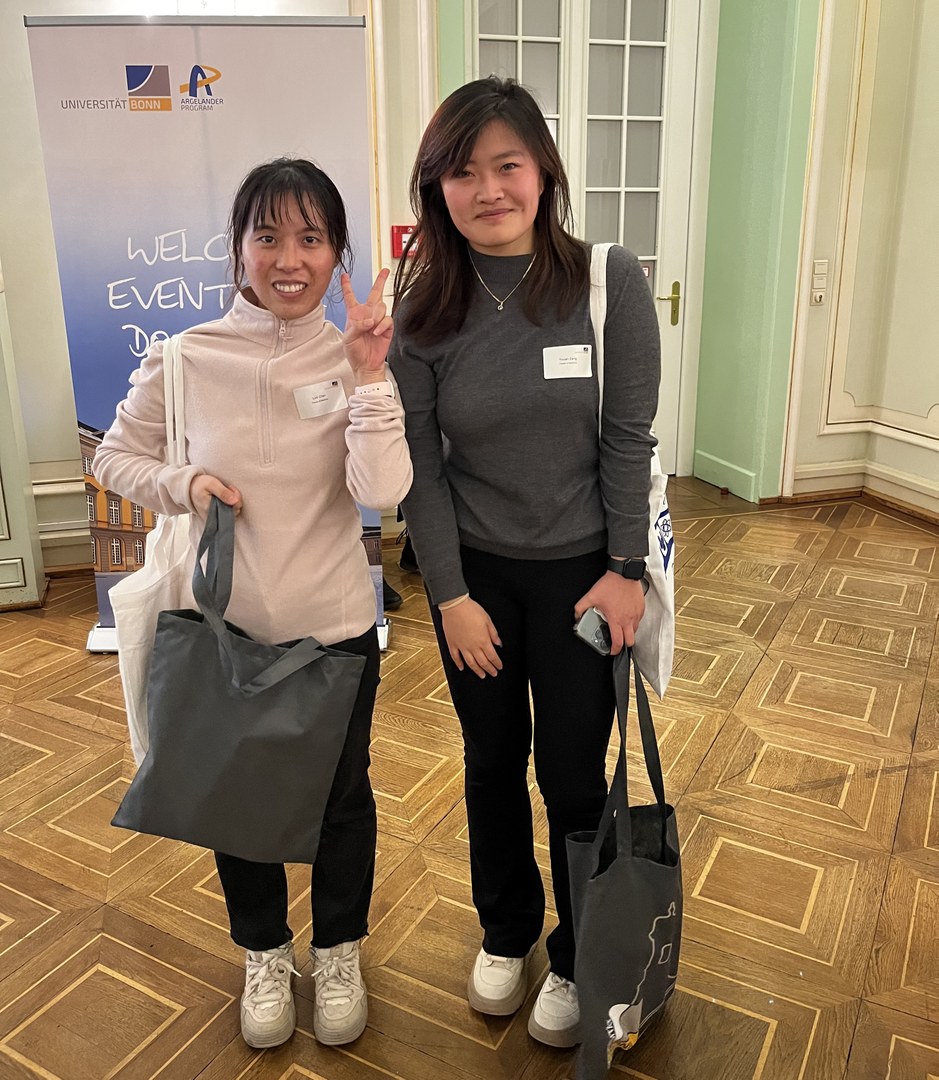 Welcome Event Quiz Winners Linli Chen (l) and Yixuan Zeng (r)