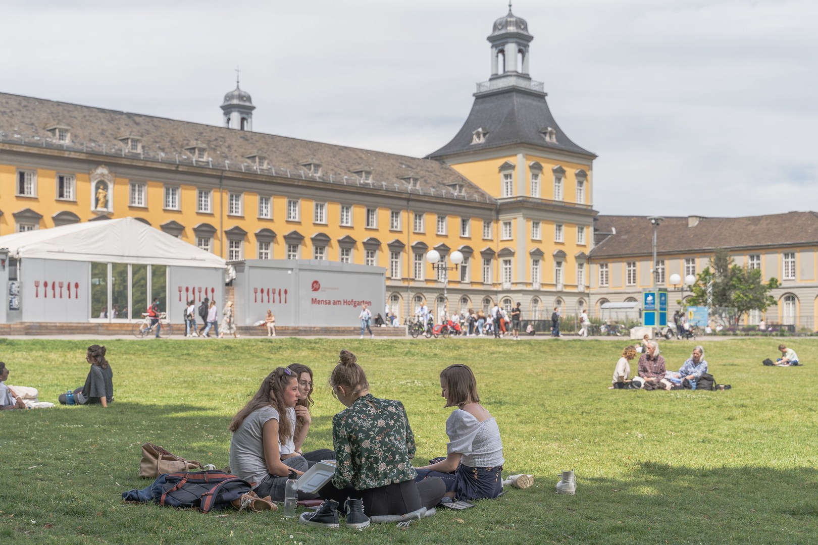 Studierende stellen Universität Bonn Spitzen-Zeugnis aus.
