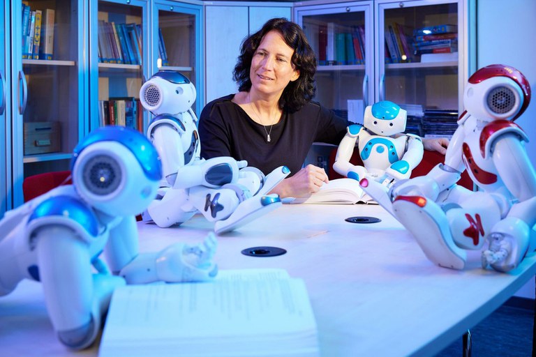 Prof. Dr. Maren Bennewitz mit humanoiden Robotern: