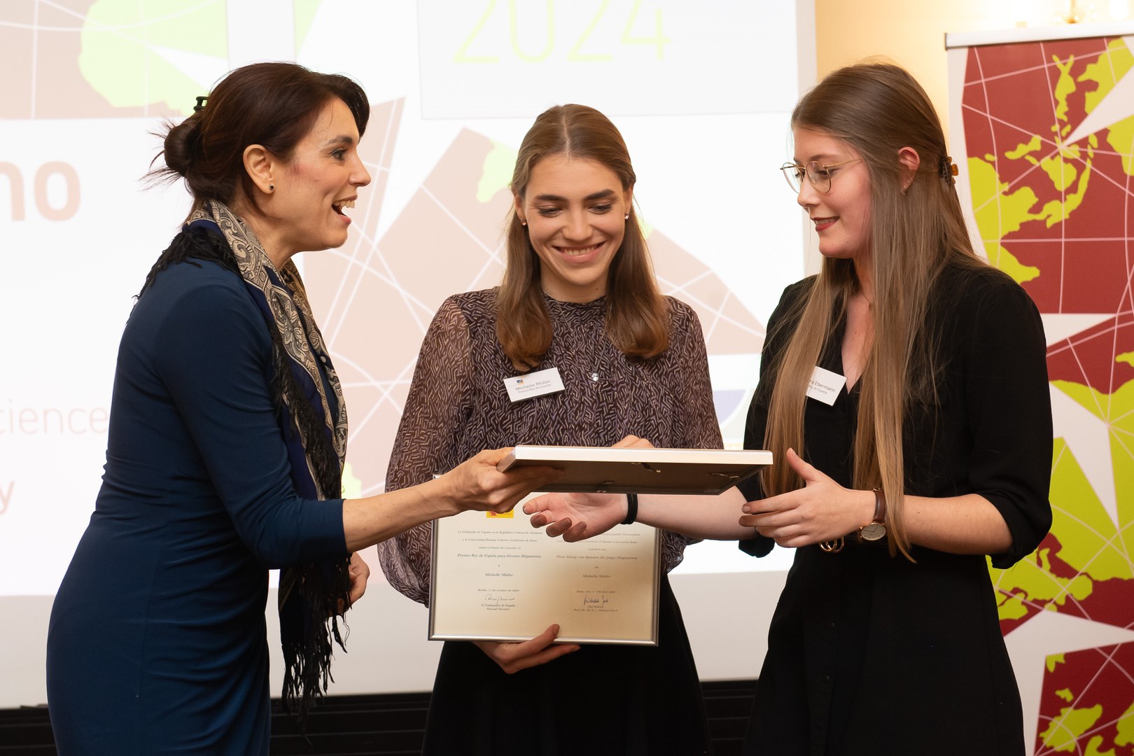 Helena Cosano (l.), Kultur- und Wissenschaftsreferentin der spanischen Botschaft, überreichte den Premio Rey de España an Michelle Müller (M.) und Annalena Ebermann (r.).