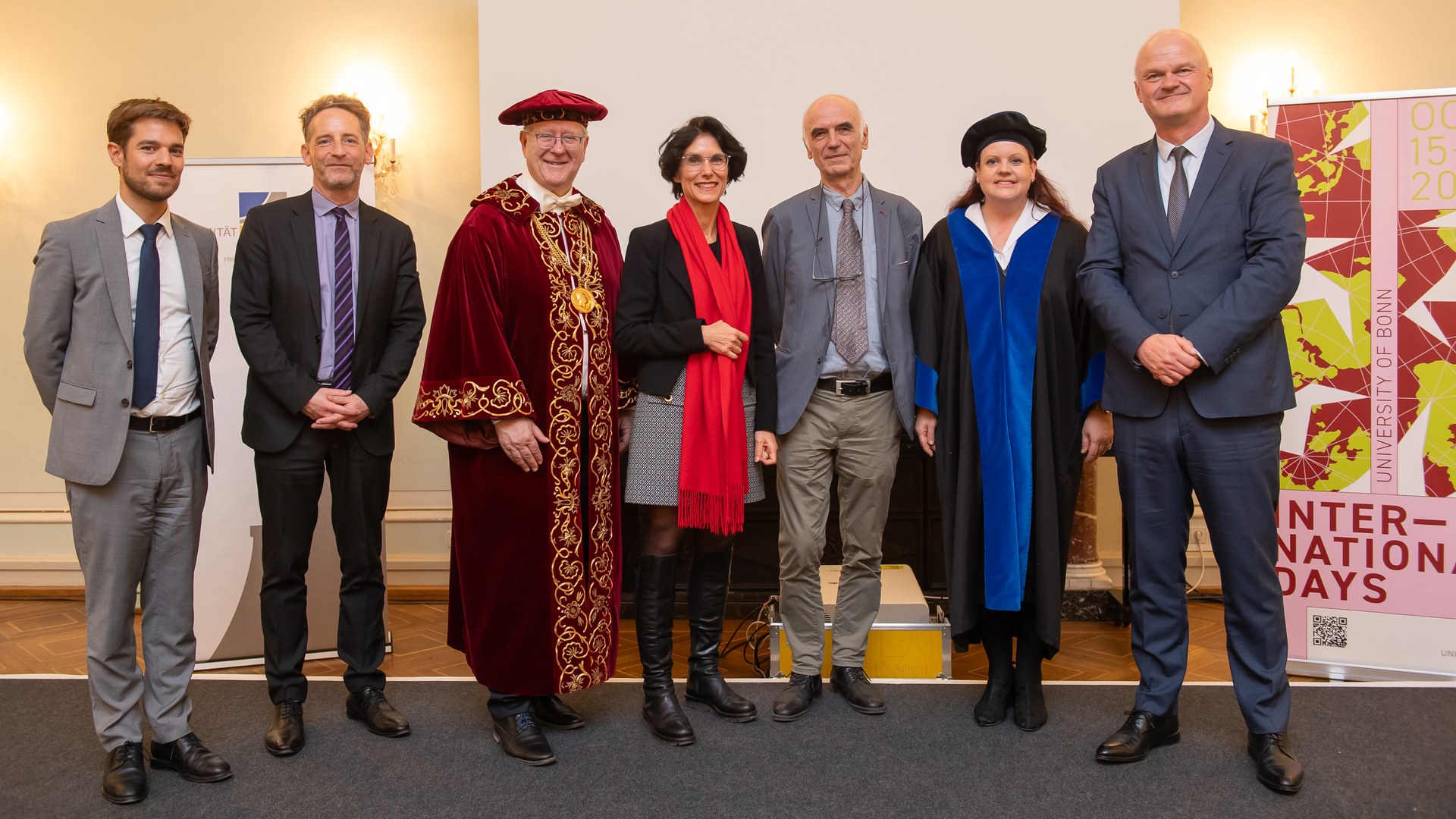 Hochrangige Vertreter*innen Frankreichs waren bei den International Days erschienen, um den Prix de la République française und den Ordre des Palmes Académiques zu verleihen.