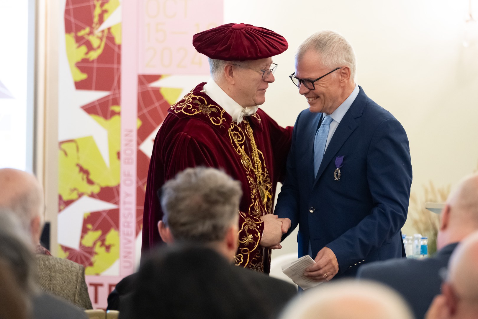 Rektor Michael Hoch (l.) gratulierte Prof. Dr. Paul Geyer zur Verleihung des Ordre des Palmes Académiques - eine der höchsten Bildungsauszeichnungen der französischen Regierung.