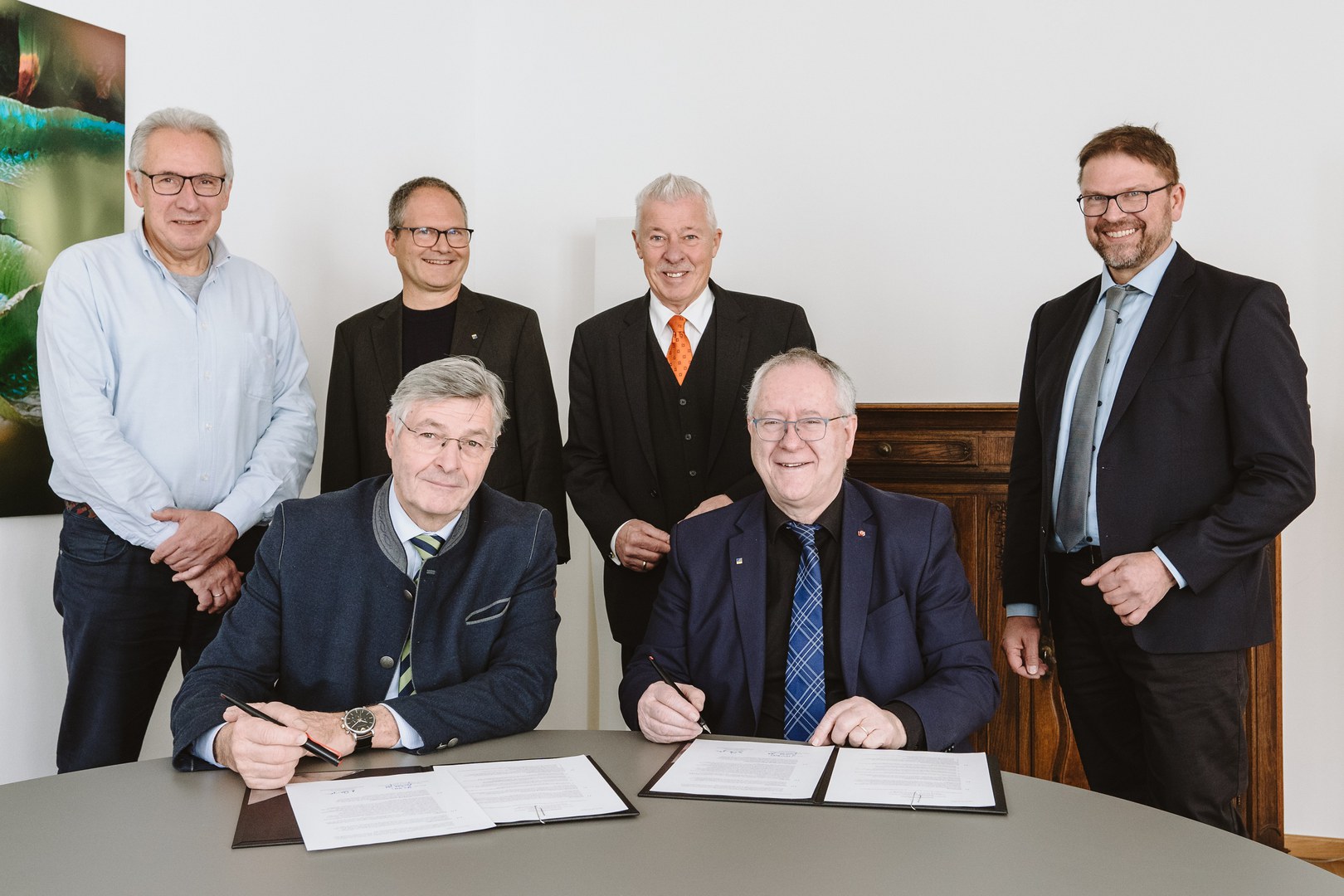 Bernhard Conzen (vorne l.), Vorstandsvorsitzender Stiftung Rheinische Kulturlandschaft, und Prof. Dr. Dr. h. c. Michael Hoch (vorne r.), Rektor der Universität Bonn, haben den Vertrag für das Institut für Kulturlandschaftsforschung unterschrieben.