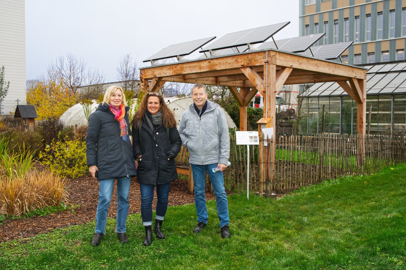 Eine neue Agro-Photovoltaikanlage im Nutzpflanzengarten zeigt, wie sich Stromerzeugung und Pflanzenanbau kombinieren lassen.