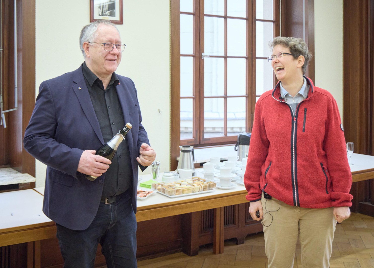 Rektor Prof. Dr. Dr. h. c. Michael Hoch und Leibniz-Preisträgerin Prof. Dr. Angkana Rüland stoßen auf die Auszeichnung an.