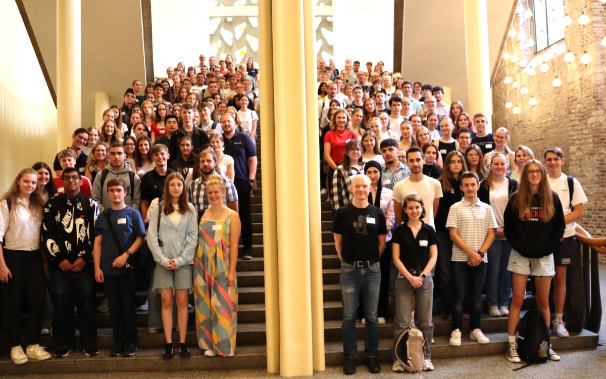 Gruppenfoto der Schüler:innen, Lehrkräfte und Hochschulmitarbeitenden,