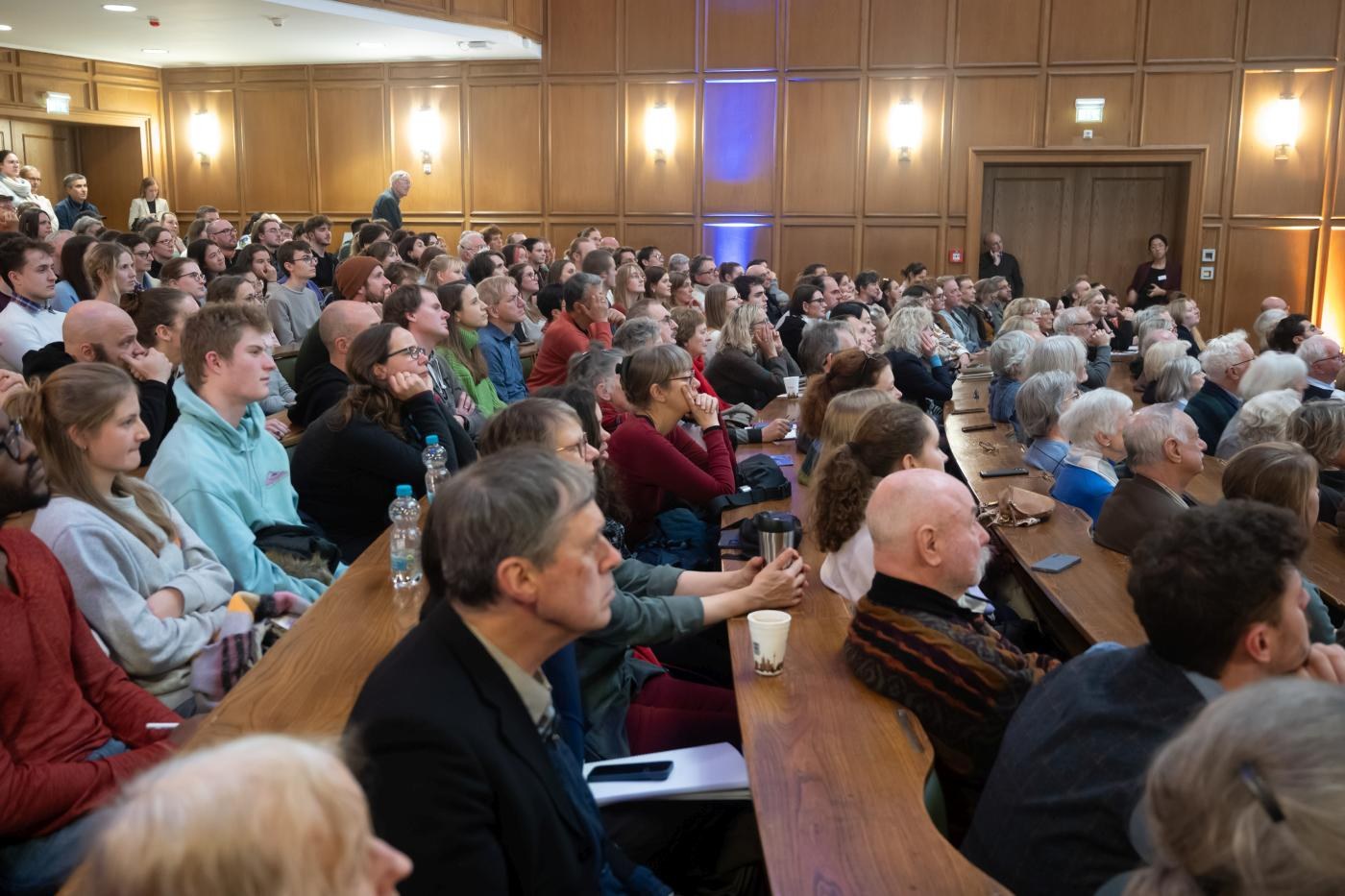 Der Hörsaal war voll besetzt.