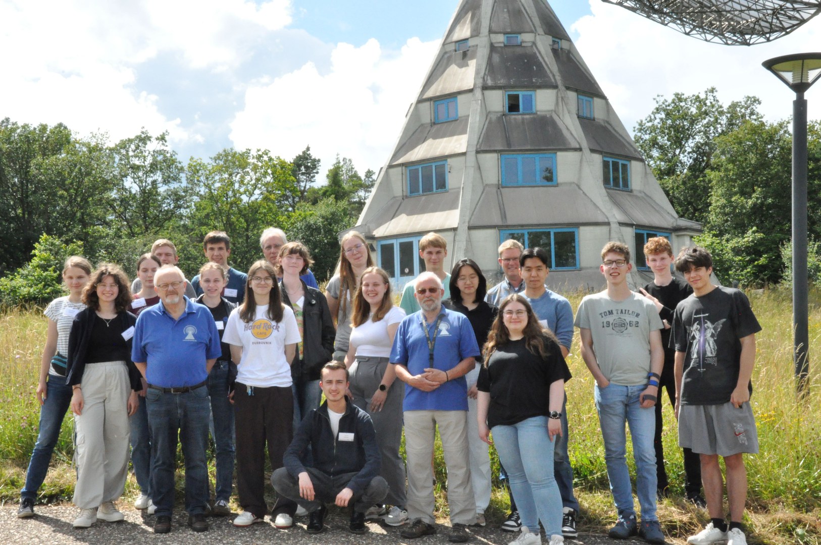 Teilnehmende und ehrenamtliche Mitarbeitende des Astropeilers vor dem 25-m-Radioteleskop – die Schülerinnen und Schüler konnten das Teleskop selber steuern und einen ersten Einblick in astronomische Messungen bekommen.