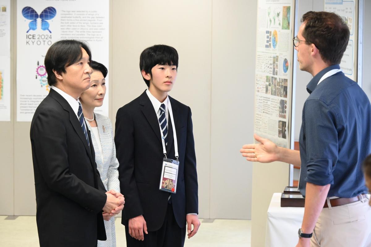 Prof. Alexander Blanke stellt den Kaiserlichen Hoheiten Kronprinz und Kronprinzessin Akishino seine Studie zu Flügelformen von Libellen vor.