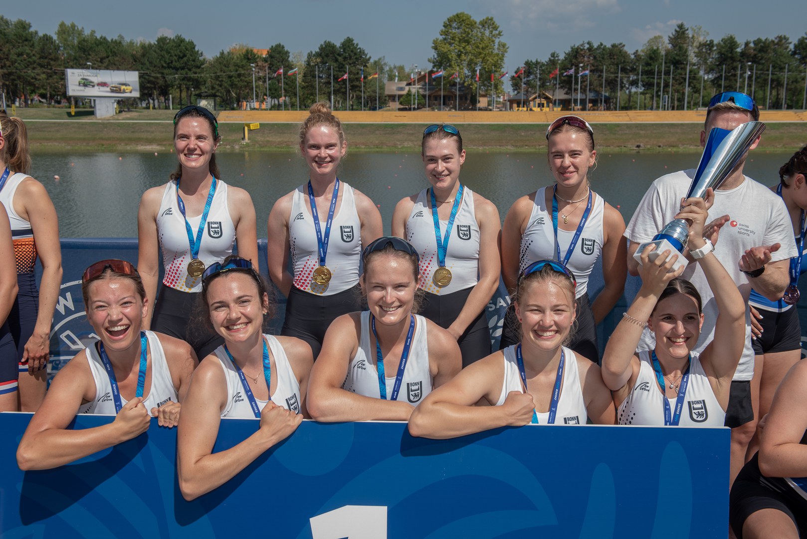 Das Team im Frauenachter freut sich über die Goldmedaille.