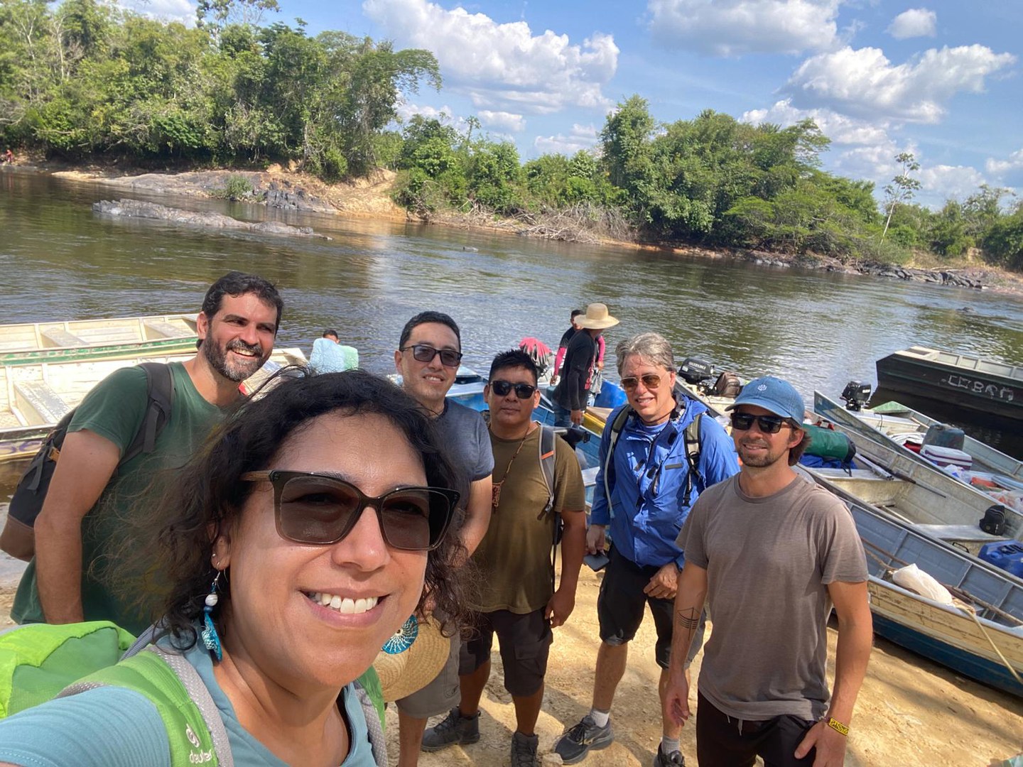 Das Forschungsteam der Uni Bonn auf seinem Weg zu den Waiwai im brasilianischen Amazonasgebiet.