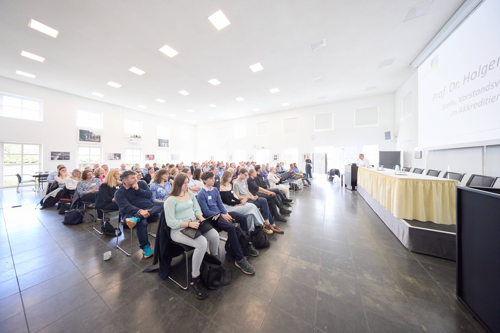 Die Konferenz brachte alle für das Qualitätsmanagement im Bereich Studium und Lehre einschlägigen Akteur*innen zusammen – insbesondere Mitglieder der Evaluationsprojektgruppen,  Studiendekan*innen, Studiengangsmanagement und Studierende.