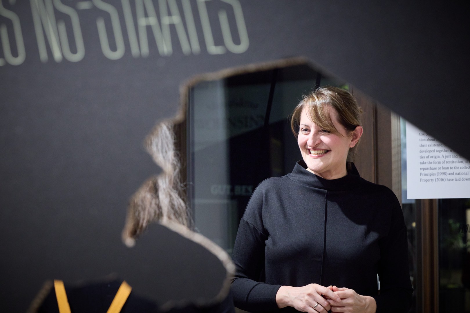 Alma Hannig, Sammlungskoordinatorin der Universität Bonn, freute sich sichtlich über die zahlreichen Gäste und das Interesse an der Sonderausstellung „Auf Spurensuche in den Museen und Sammlungen der Universität Bonn. Objektgeschichten“, die zukünftig im Erdgeschoss des P26 zu sehen sein wird.