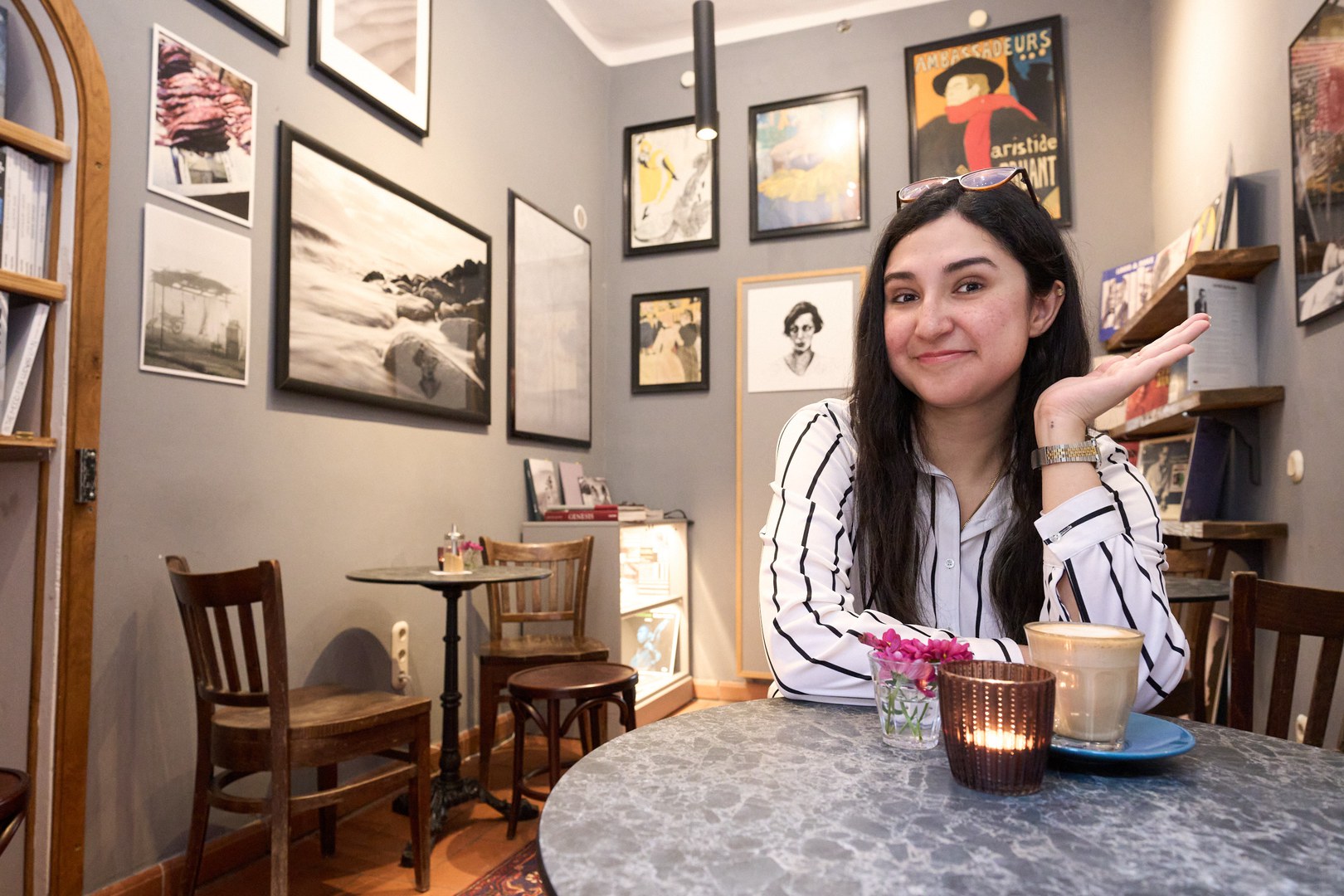 Sepideh Tafazzoli beim Interview in einem Bonner Café