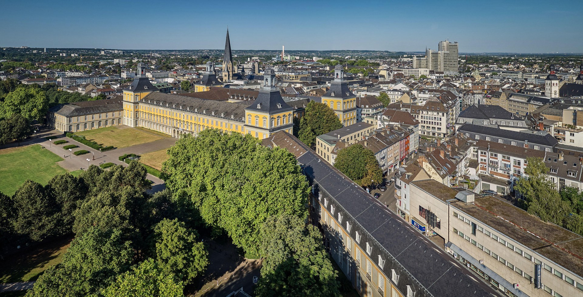 Universität Bonn verzeichnet großen Erfolg im QS Nachhaltigkeitsranking 2025. - Im neuen Nachhaltigkeitsranking des Rankinganbieters Quacquarelli Symonds (QS) hat sich die Universität Bonn in die Top 100-Universitäten der Welt vorgearbeitet.