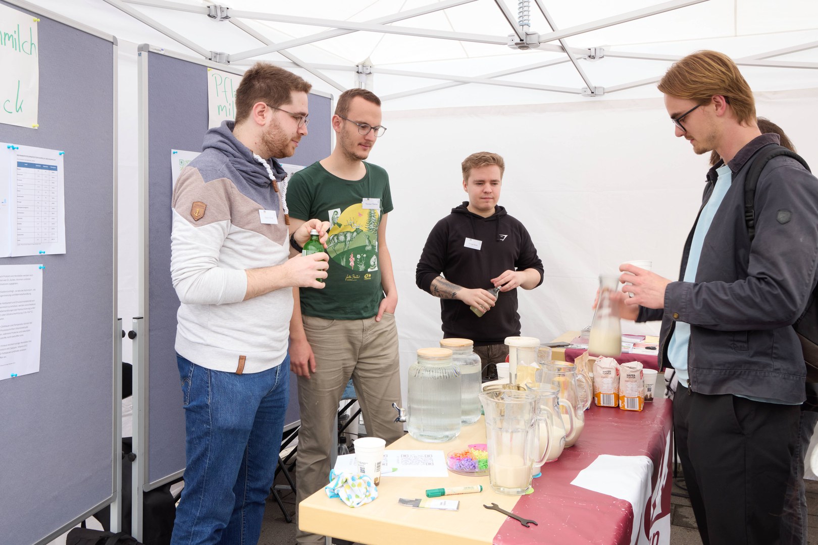 The AStA stall provided a crash course in making your own oat milk, with a portable solar panel generating the electricity required for the mixer