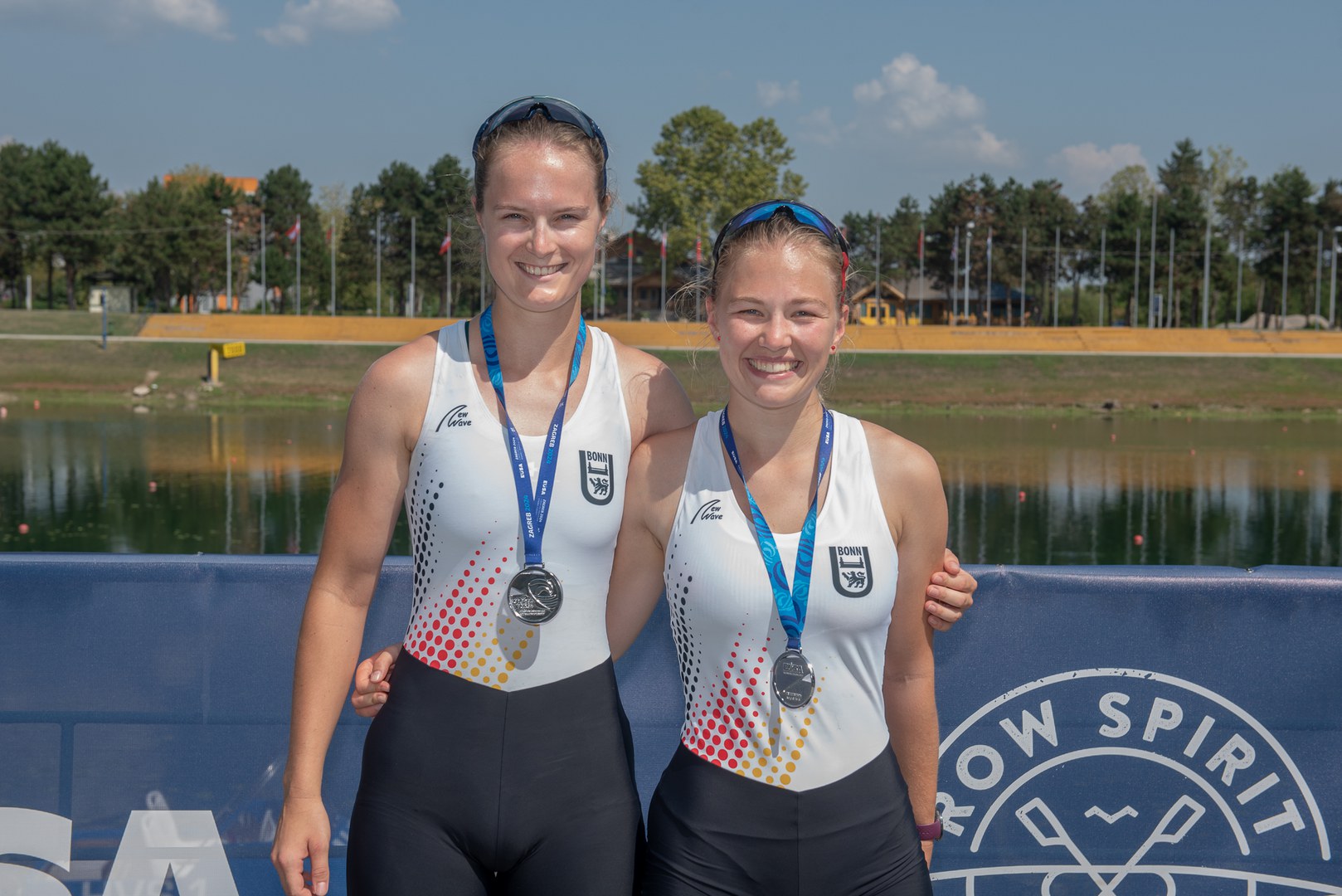 Esther Böning (l.) and Charlotte Hentschel won silver in the women's coxless pair.