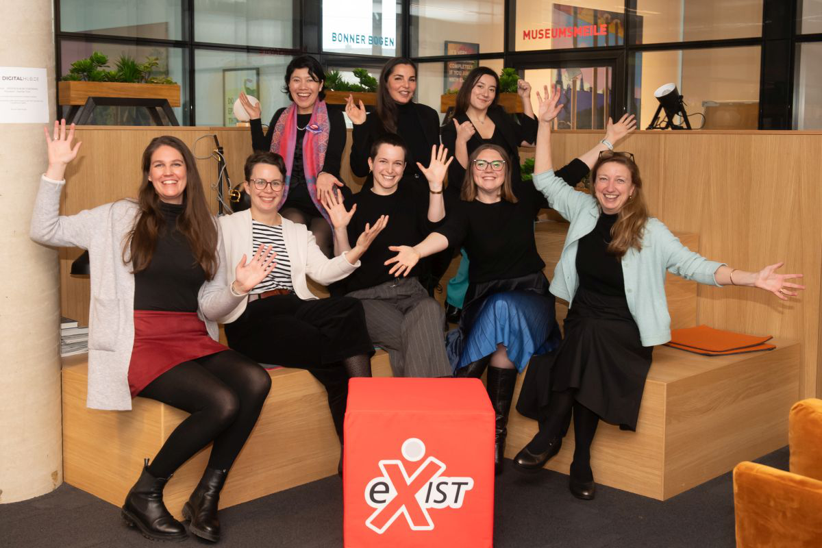 Participants from the EXIST Women programme with coach Özlem Doger-Herter (top centre), start-up consultant Anna Villwock (far left) and the head of the Transfer Centre Sandra Speer (far right)